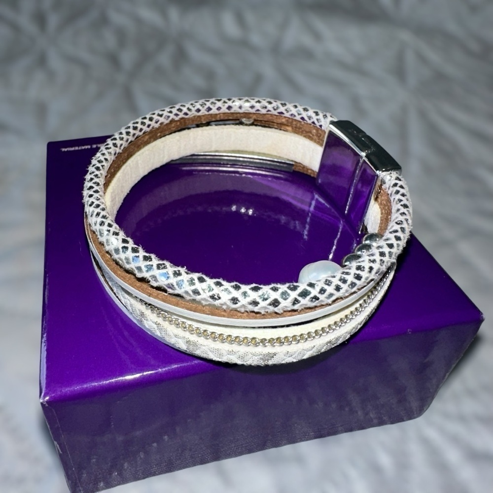 ELEGANT MULTI-LAYERED WHITE & SILVER BRACELET WITH PEARL ACCENTS